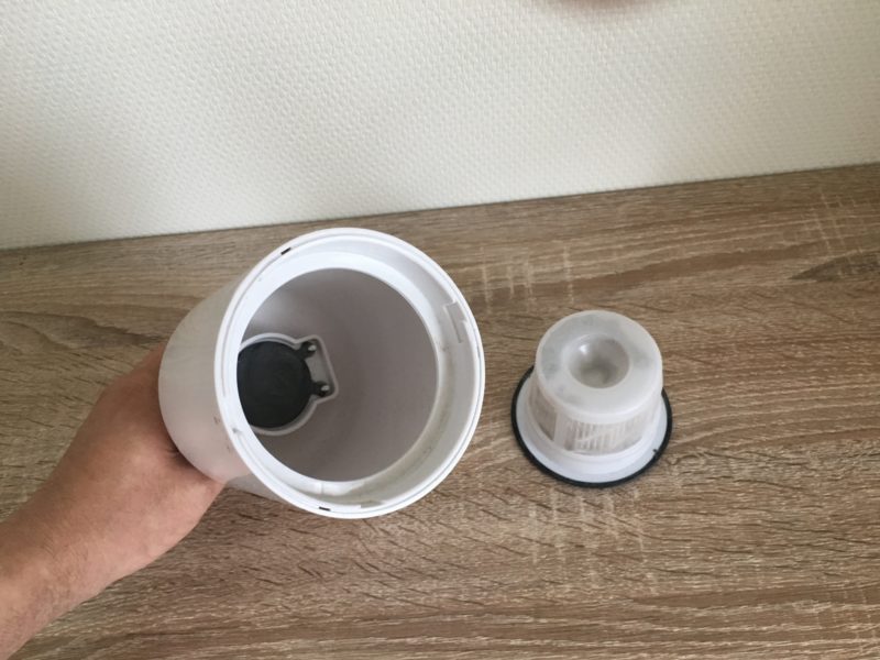 プラスマイナスゼロコードレスクリーナーのダストボックスの掃除