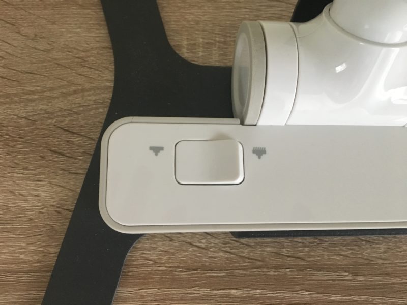 プラスマイナスゼロコードレスクリーナーのブラシ切り替えスイッチ