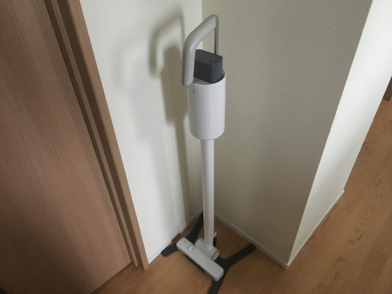 プラスマイナスゼロコードレスクリーナーを部屋の角に収納