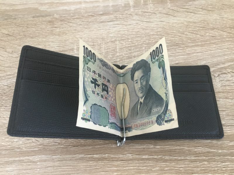 PEYNEマネークリップにお札を挟めた