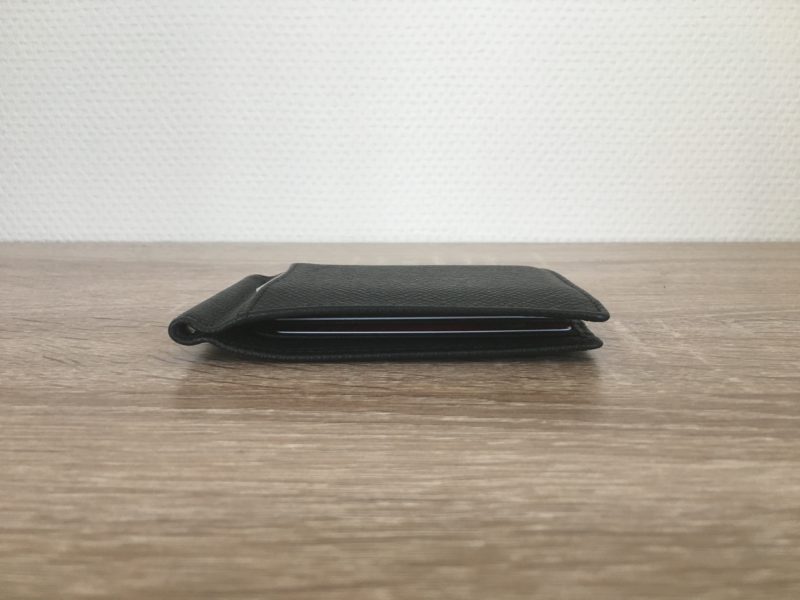 PEYNEマネークリップにカードが5枚入った状態