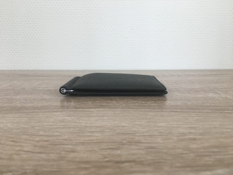 PEYNEマネークリップの薄さ