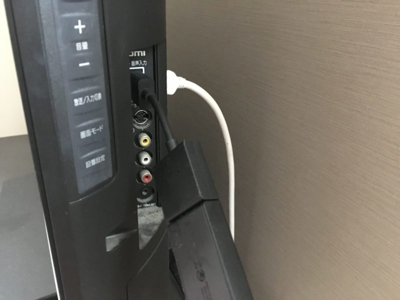 Fire TV StickをHDMI端子にケーブルを付けて差し込む