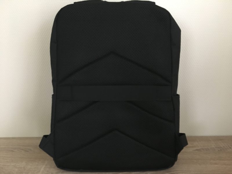 XQXAのビジネスリュックの背面