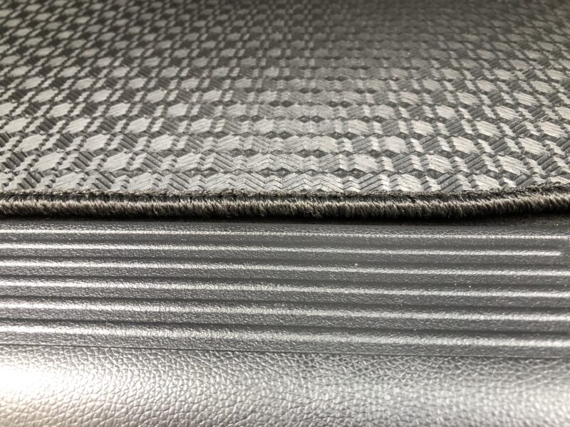 YMTフリード用ラバー製ラゲッジマットをトランクに装着しサイズがぴったり合っている様子