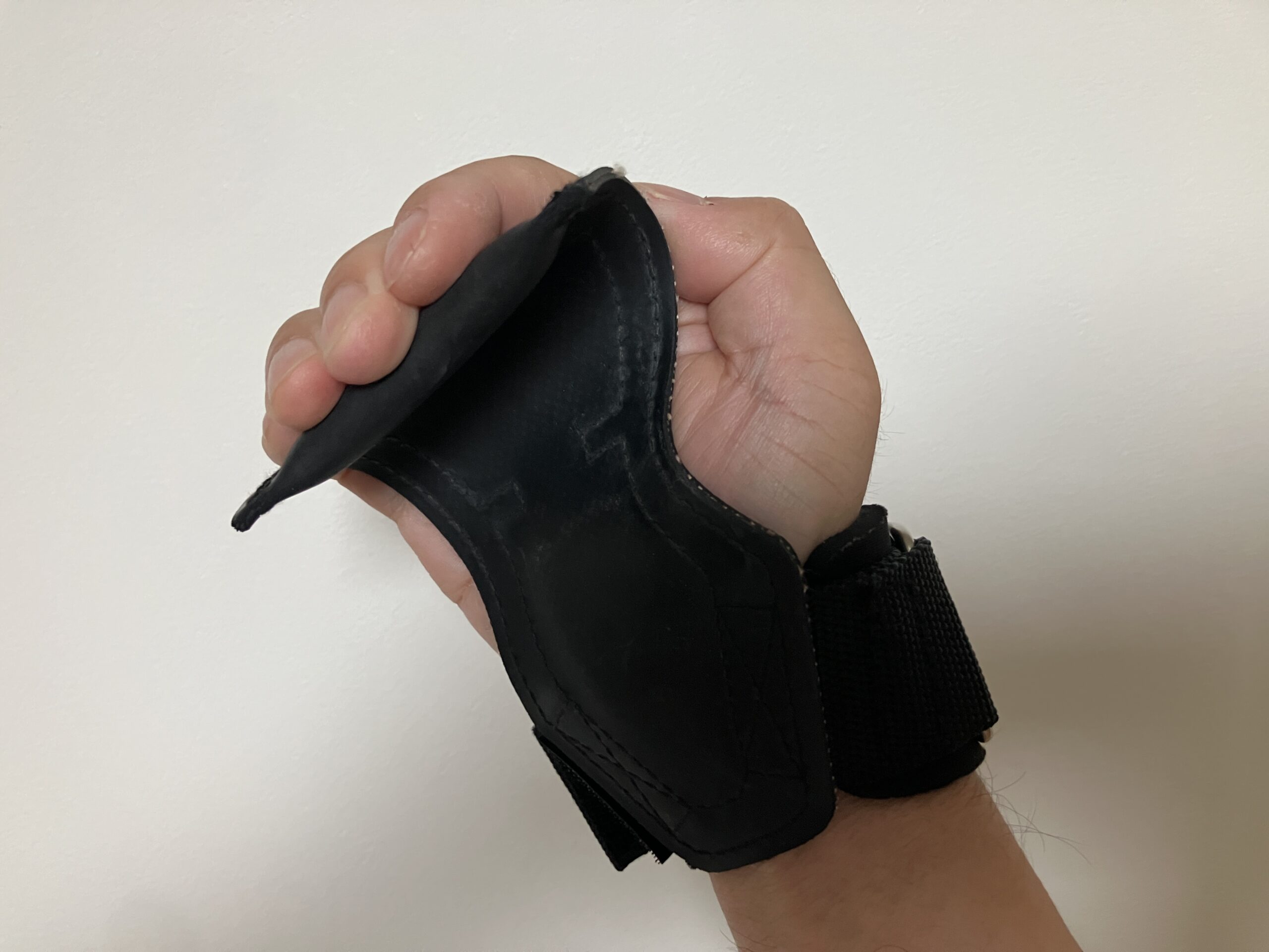 ALL OUTパワーグリップを手首に巻いた状態のサイズ比較