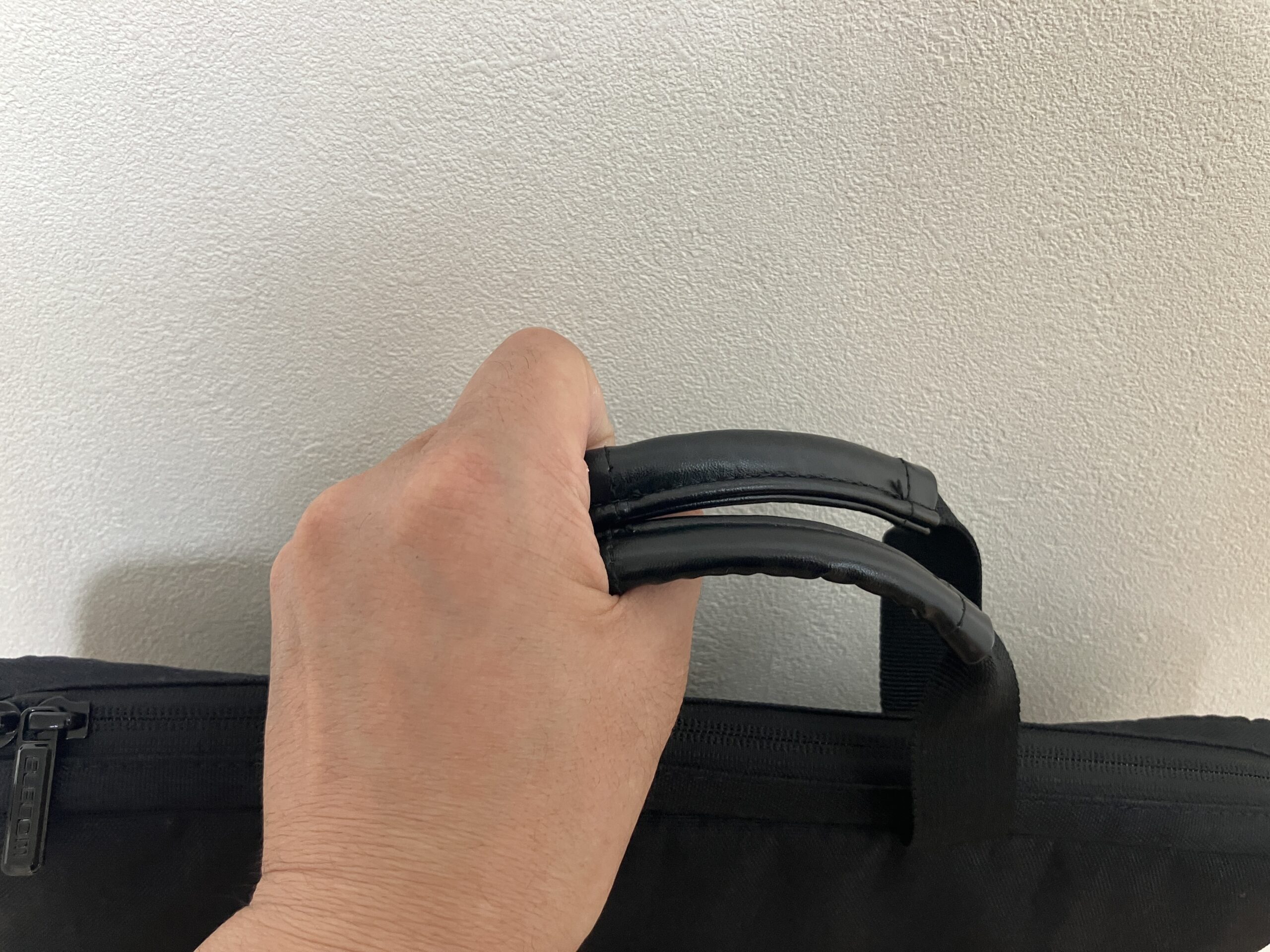 エレコムPCケースの持ち手部分のクローズアップ