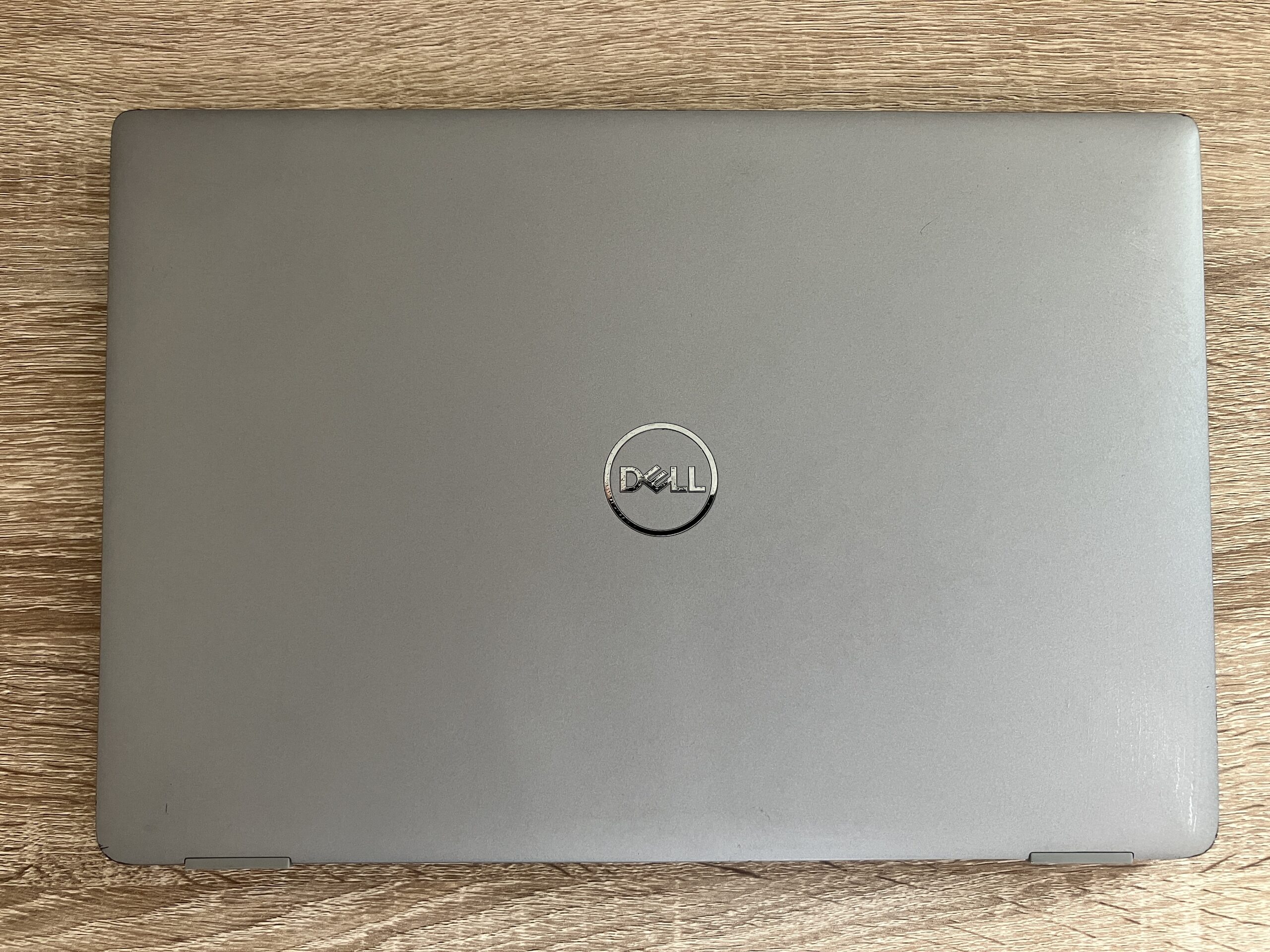 DELL整備済みノートPCのパッケージ外箱写真