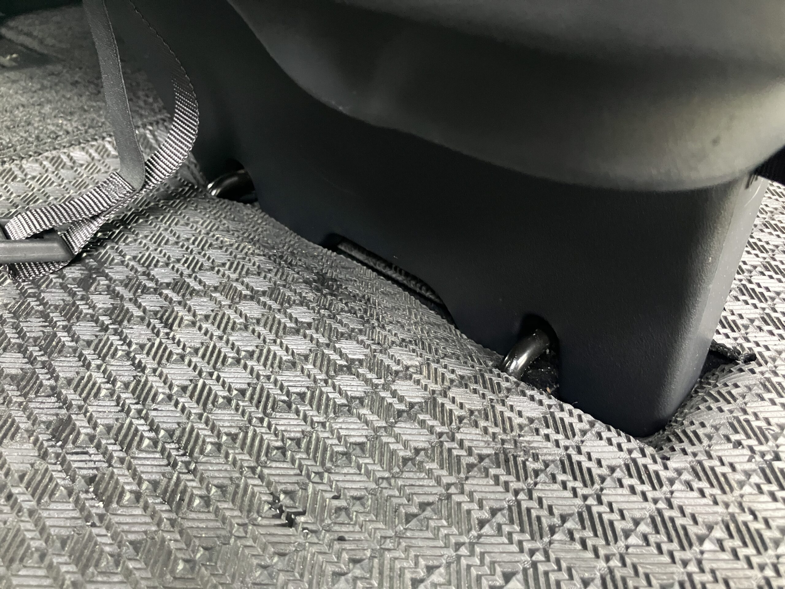 フリードの3列目シートを下げた際にラゲッジマットの固定金具用の穴がフィットしている様子