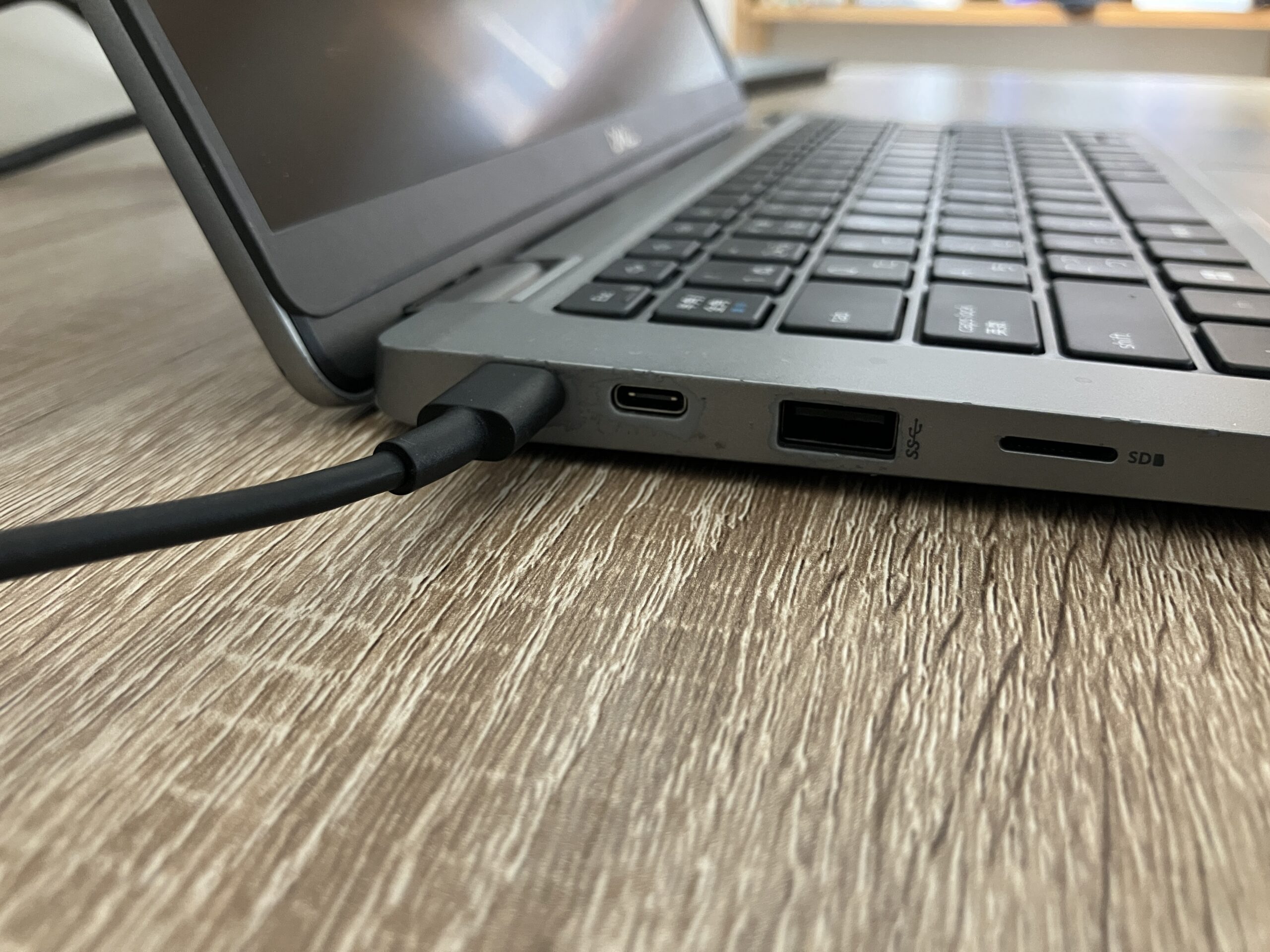 DELLノートPCのType-CポートとUSB-Aポートが並んだ側面写真