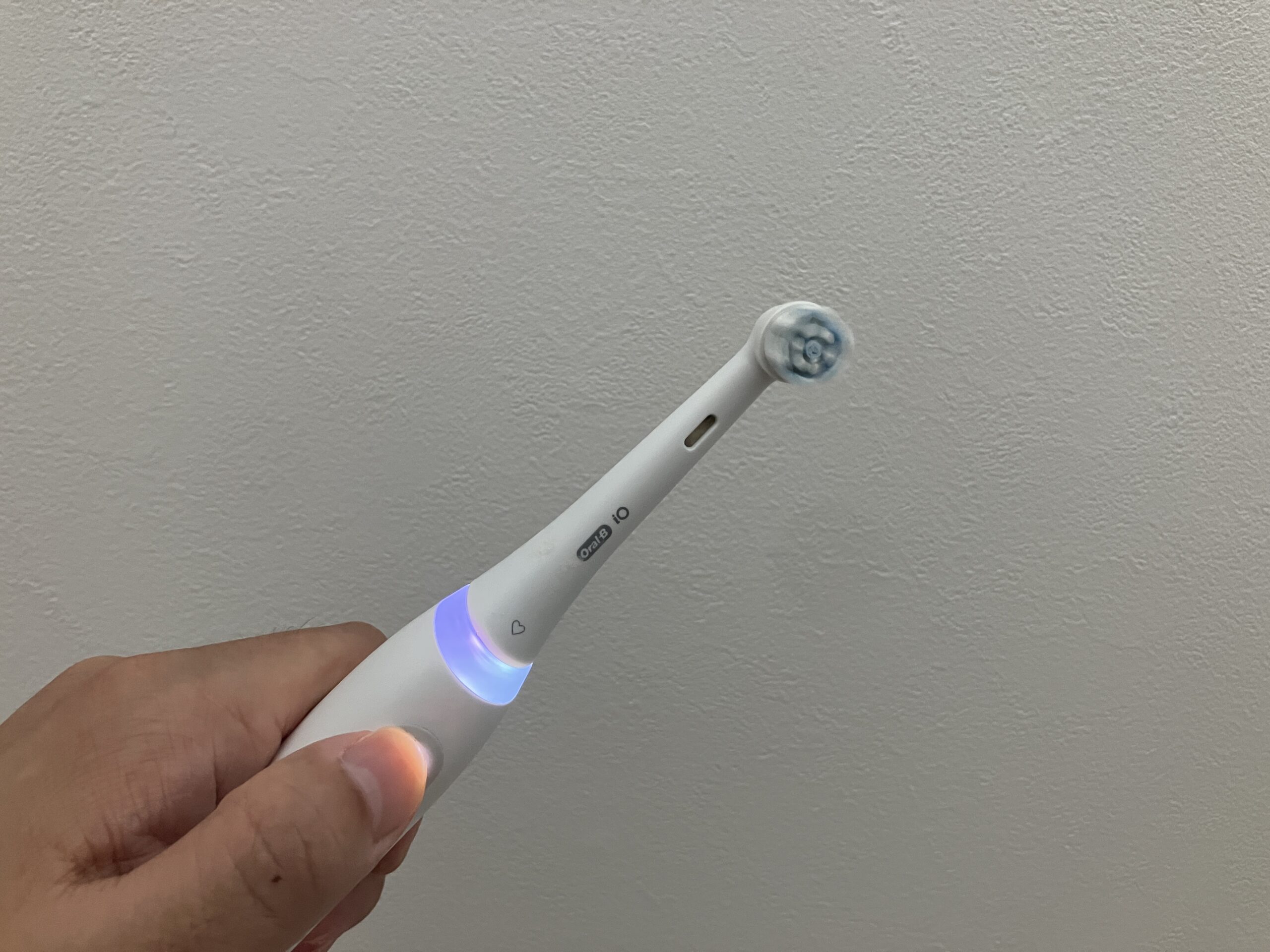 オーラルB iO3Sを手に持って使用している手元の様子