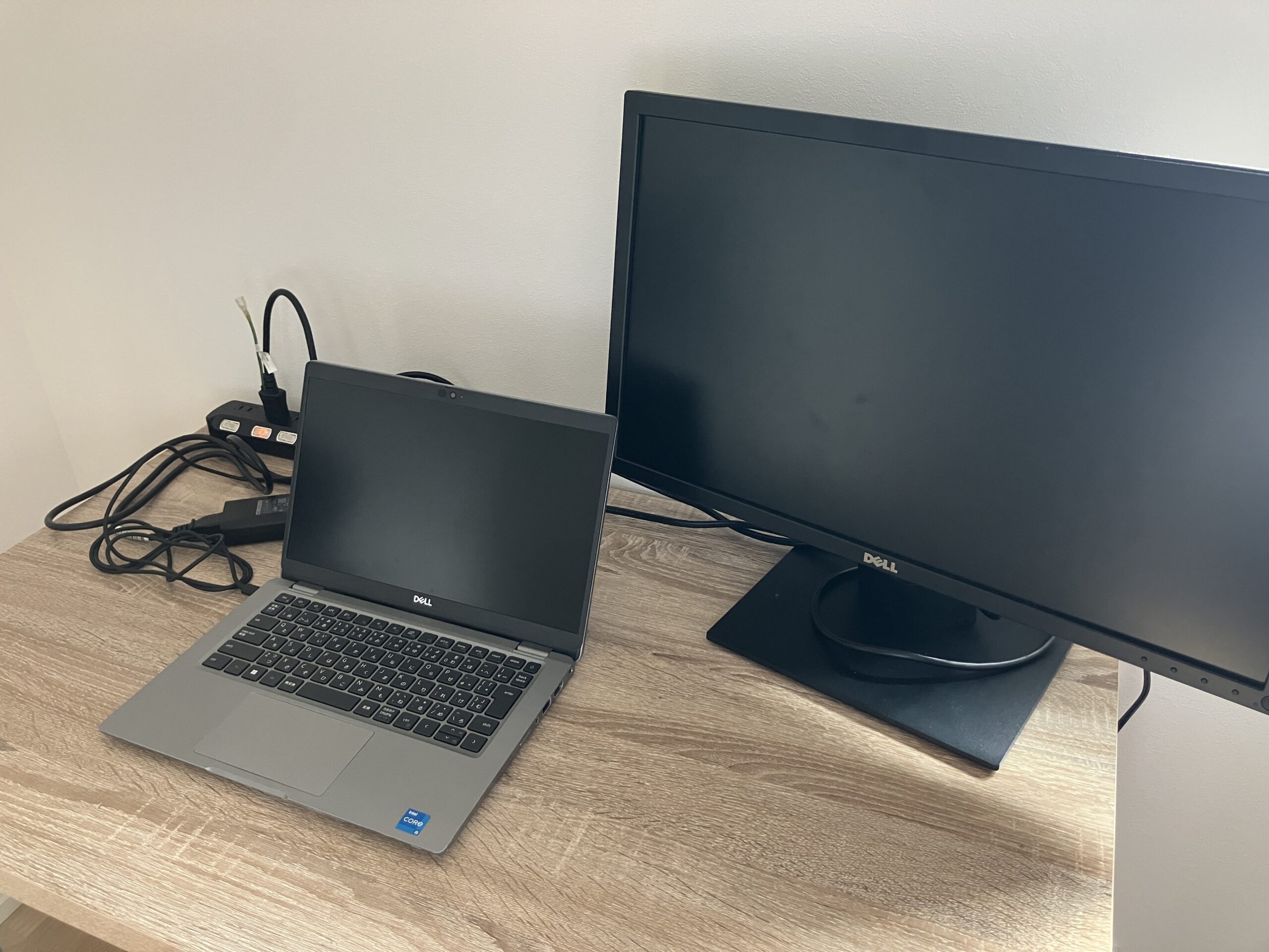 DELLノートPCでClaude Codeを使いながらノマドワーク中のシーン