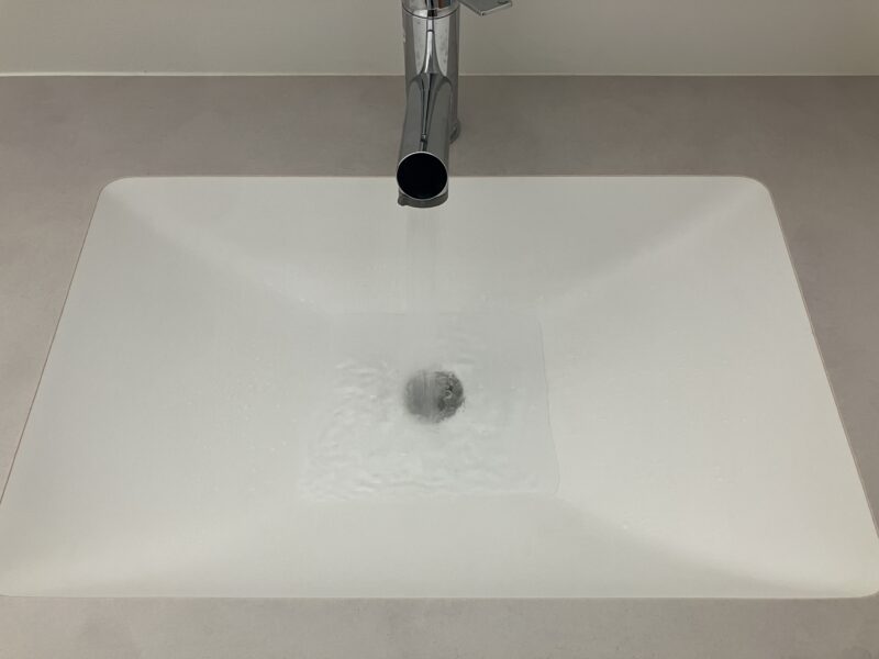 ピーピースルーF使用後に水がスムーズに流れるようになった洗面台の排水口