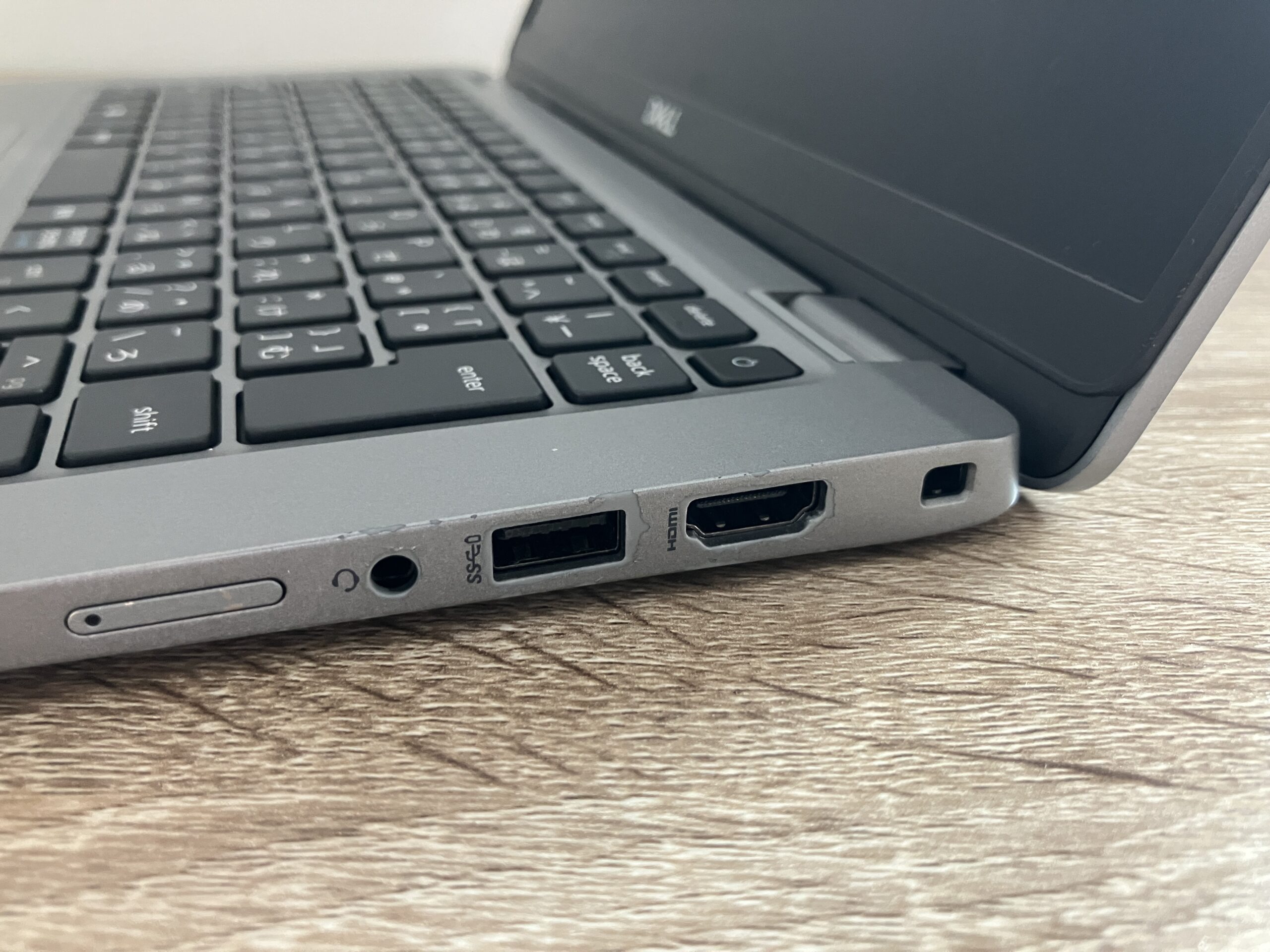 DELLノートPCの差込口(ポート周辺)のやや剥がれた外観の傷
