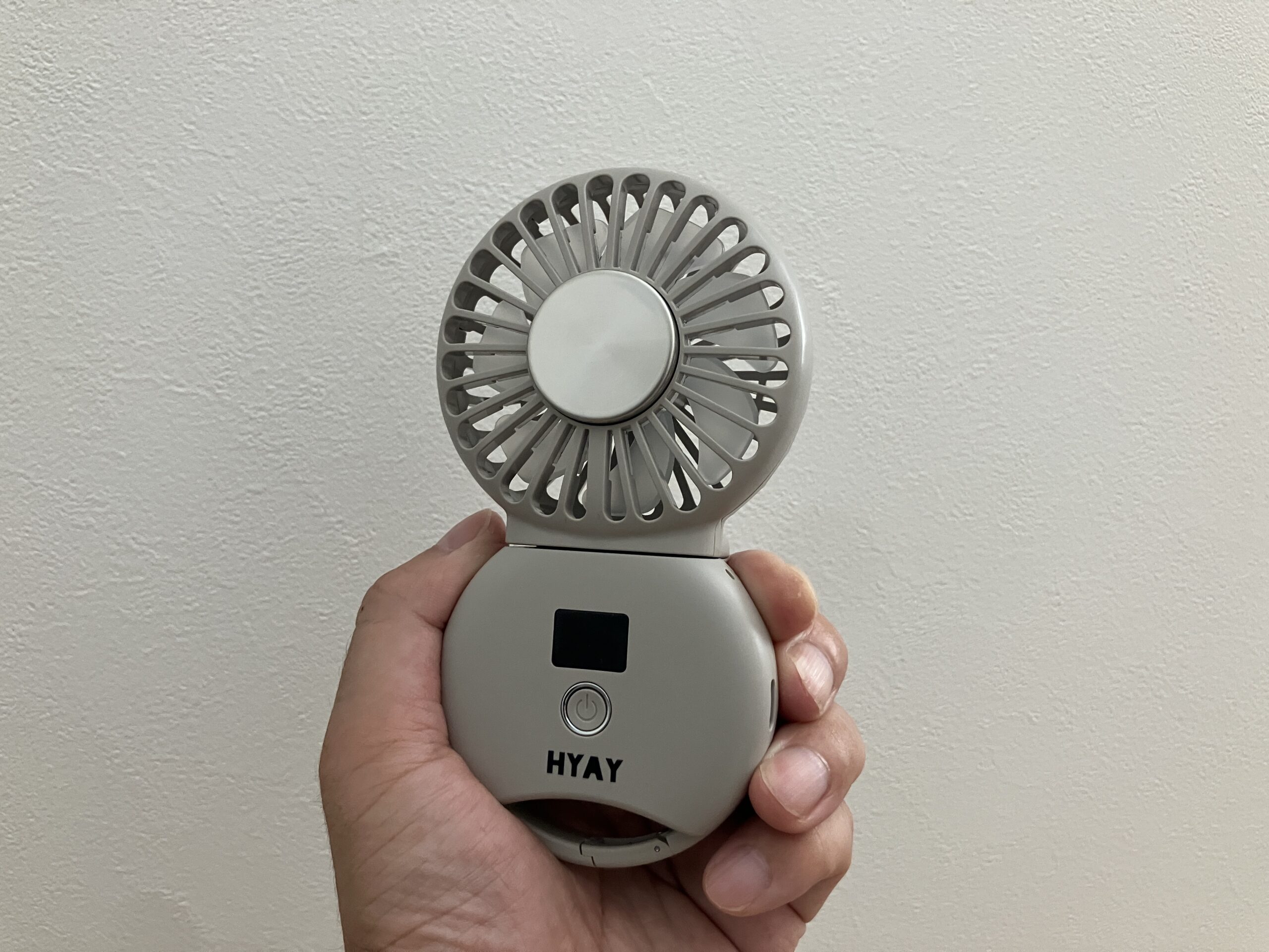 hyayハンディファンを手に持って風量モニター表示が見える角度で撮影した様子