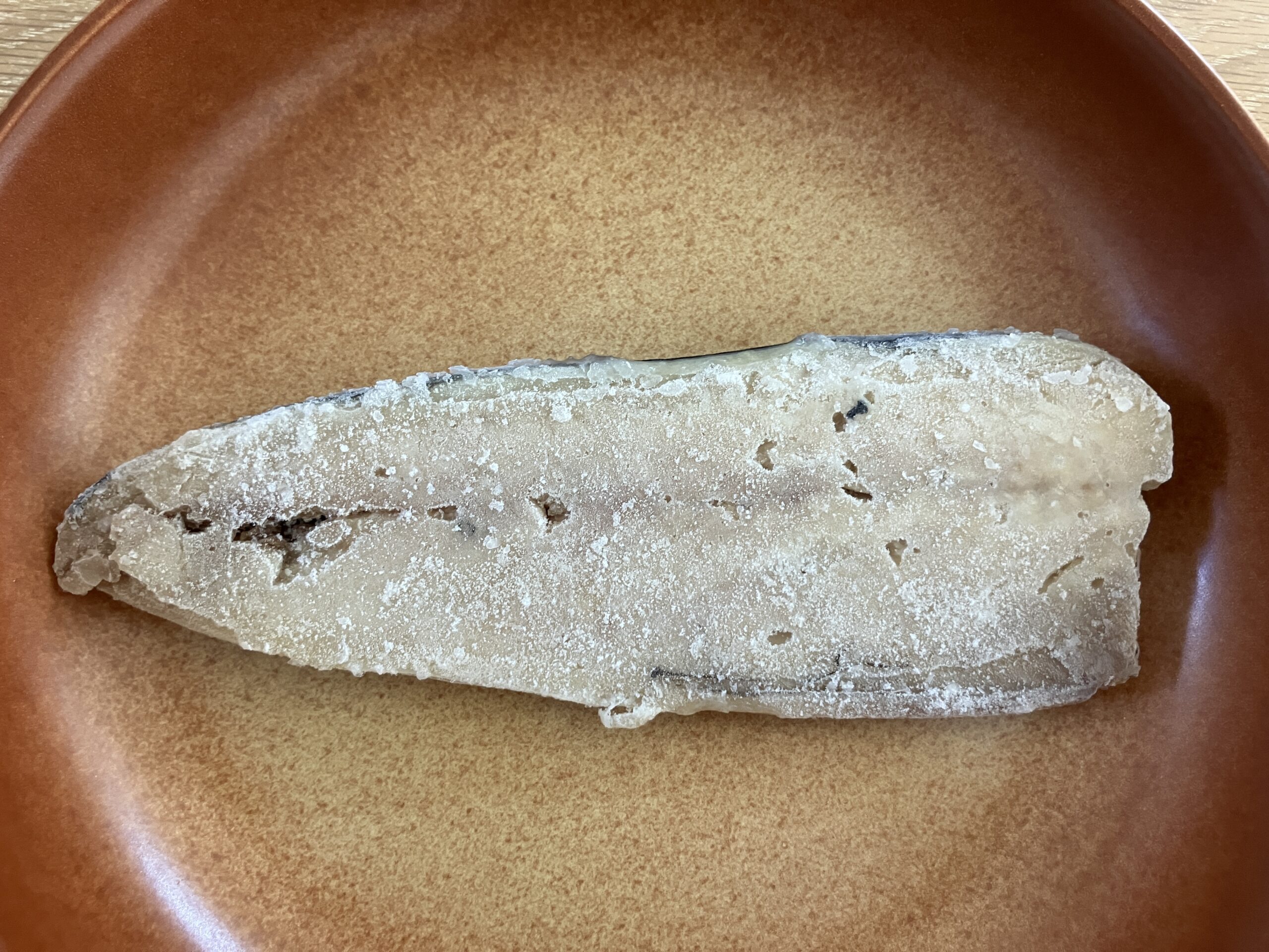飯田商店の骨取りサバを箸で持ち上げて身の状態を確認している様子