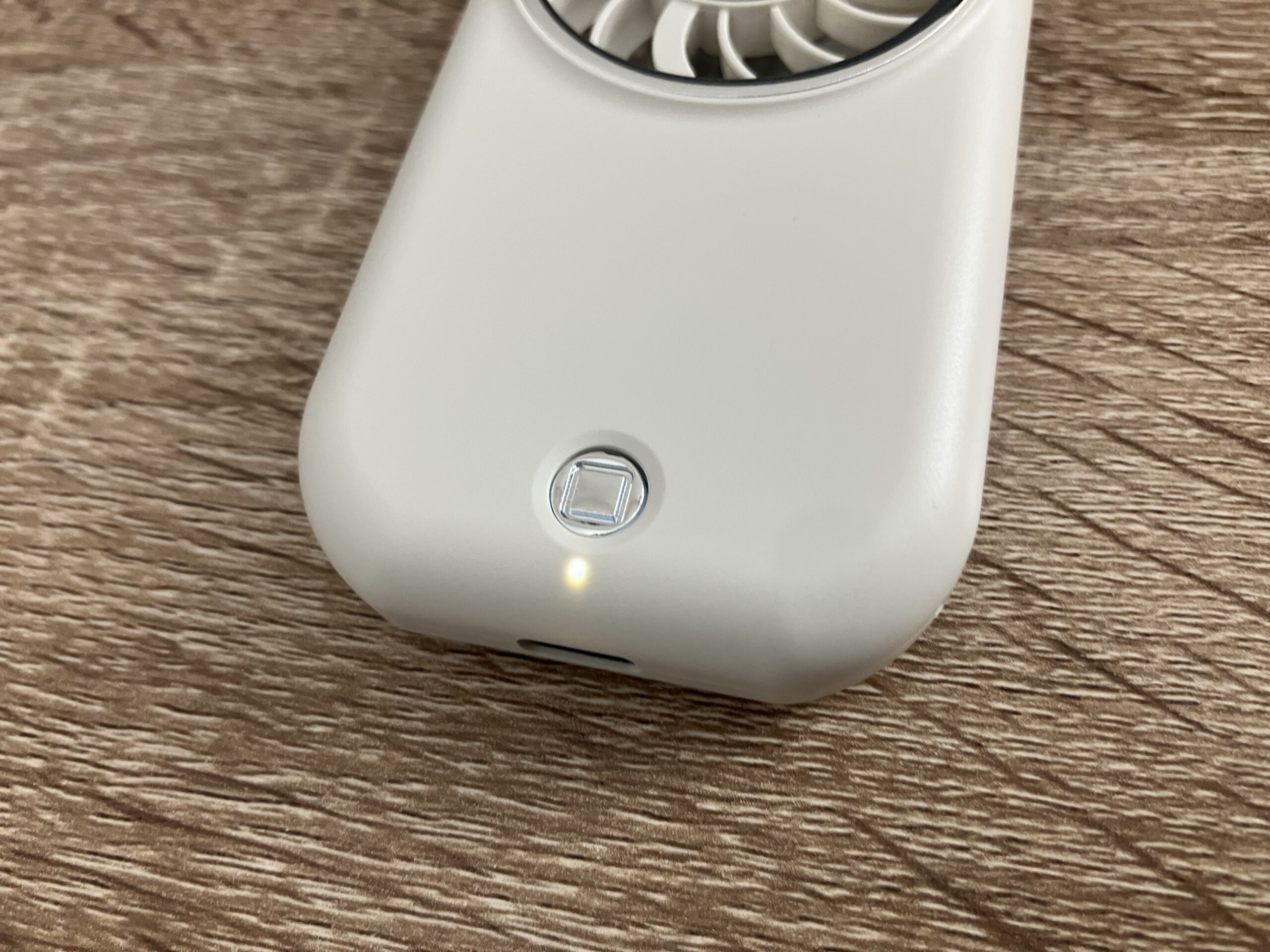 Lafutureポケファンの電源兼風力調整ボタンをクローズアップで撮影した様子
