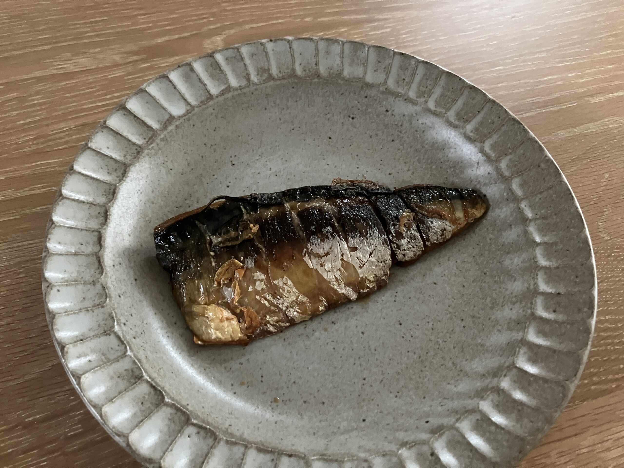飯田商店の骨取りサバを塩焼きにして皿に盛った様子