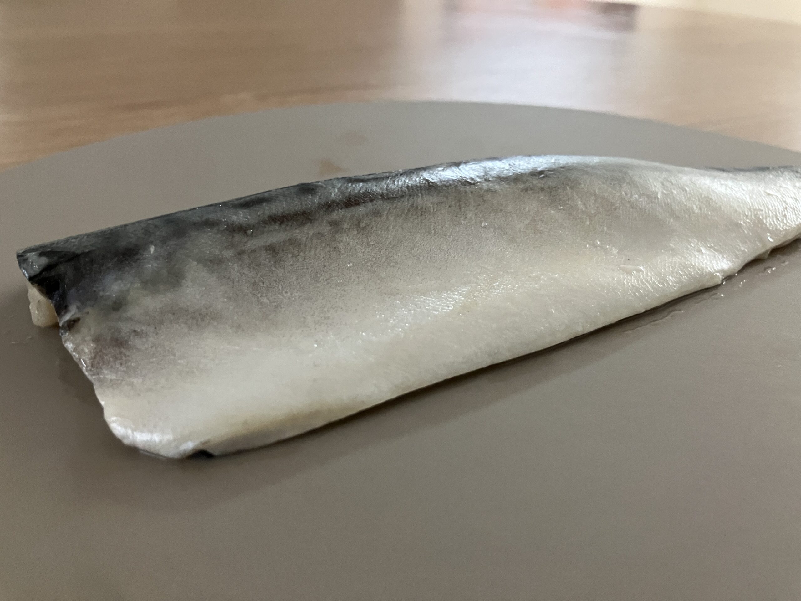 飯田商店の骨取りサバの厚みが分かる断面を撮影した様子