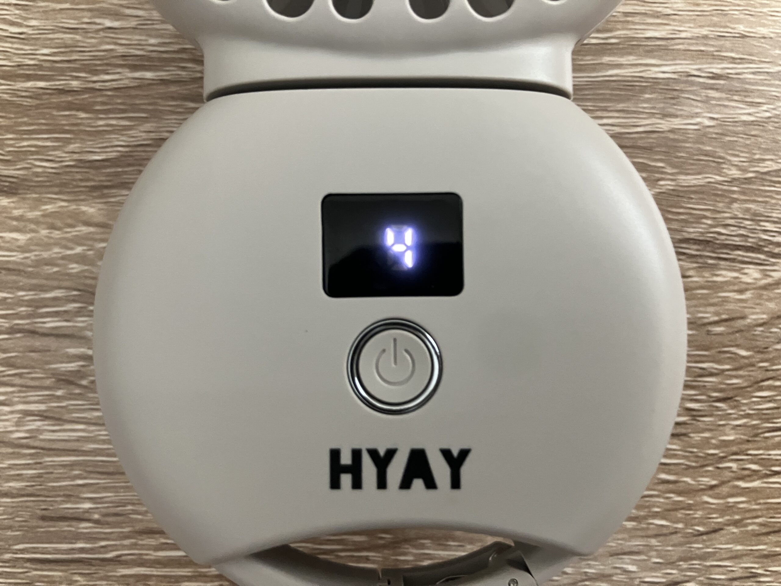 hyayハンディファンの風量モニター表示をクローズアップで撮影した様子