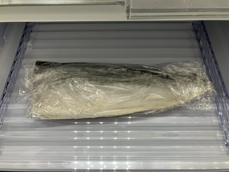 飯田商店の骨取りサバをラップに包んで冷蔵庫で解凍した後の様子