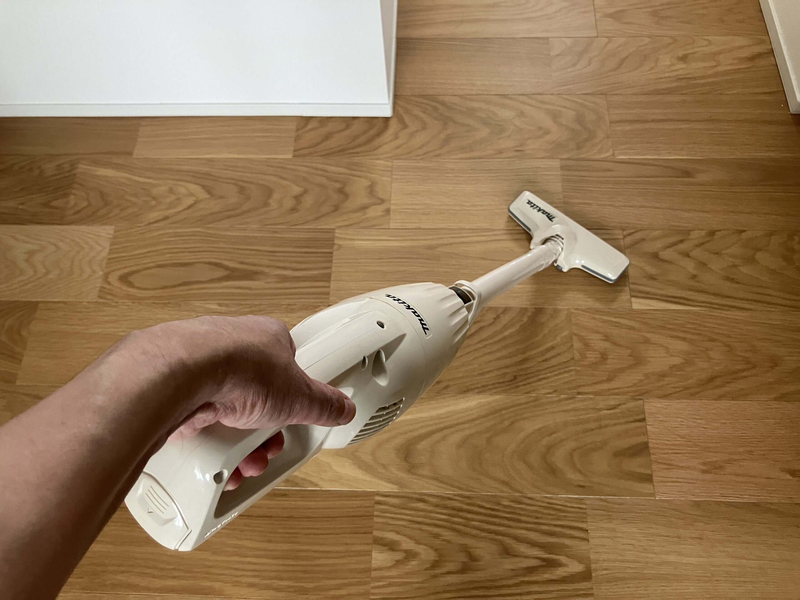 マキタCL116DWIで床のゴミを吸引している様子