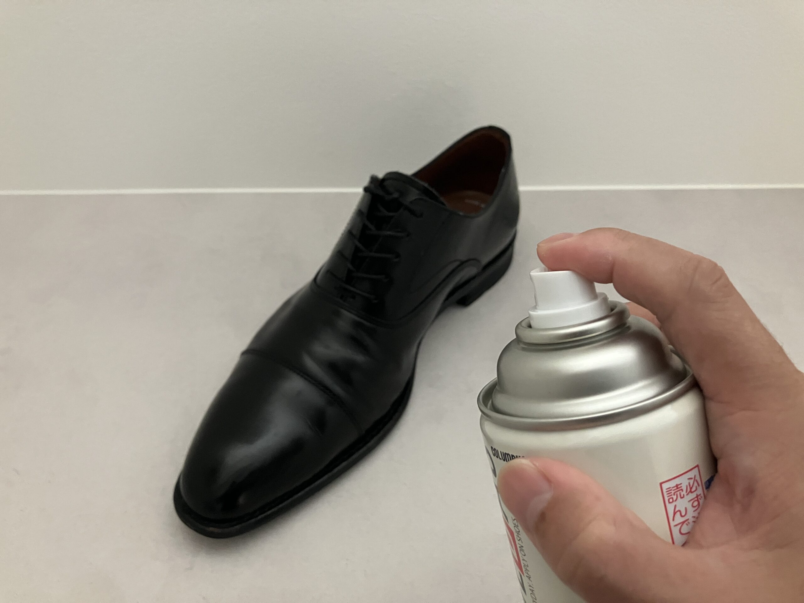 ケンフォードKB48の革靴にアメダス防水スプレーをスプレーしている様子