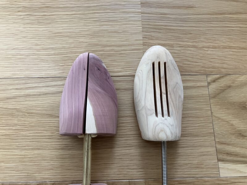 100均のシューキーパーとコロニル シューキーパーの横幅の違いを比較した写真