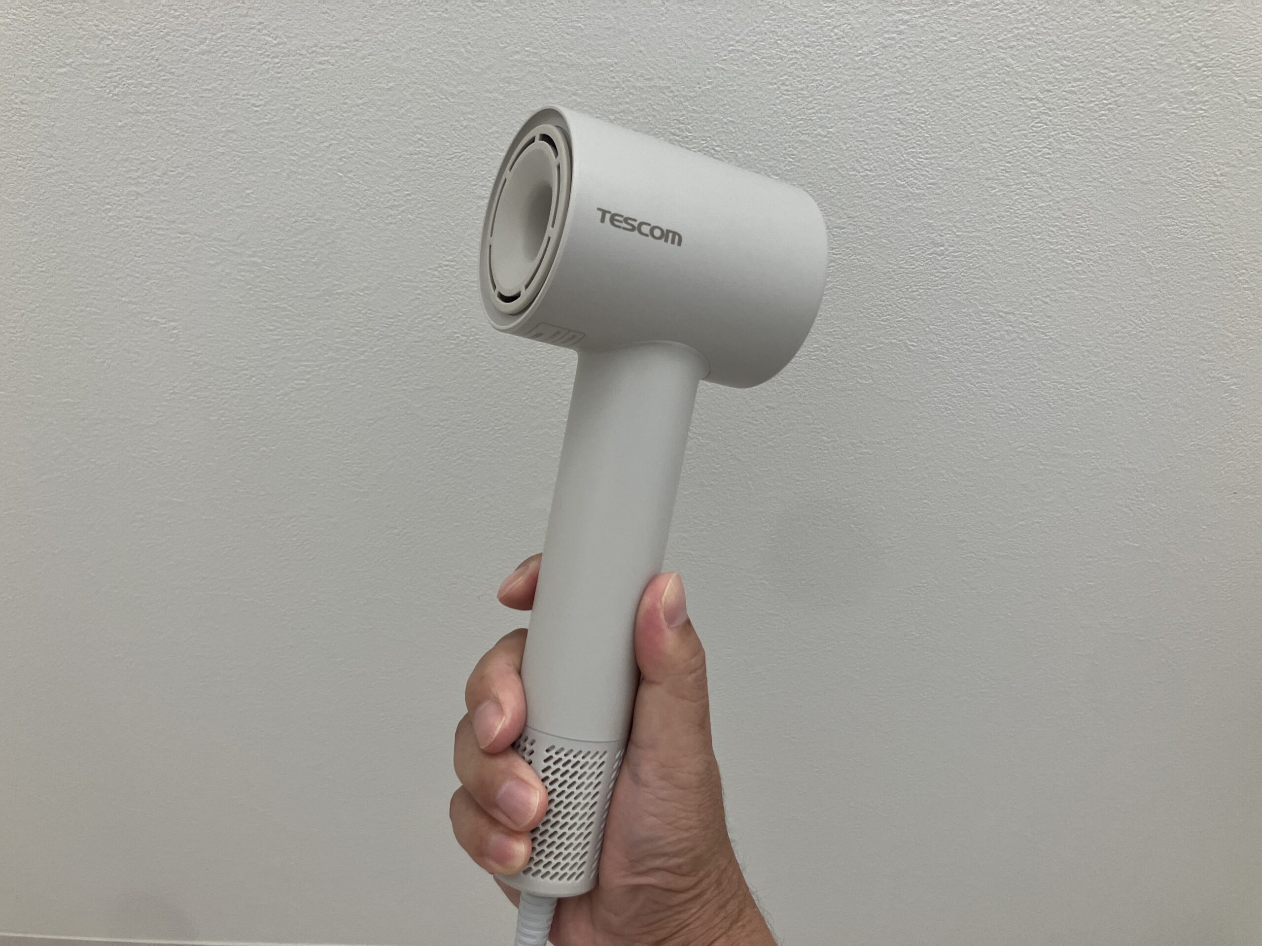 テスコムTD760A-C/Eの持ち手を手に持って軽さを確認している様子