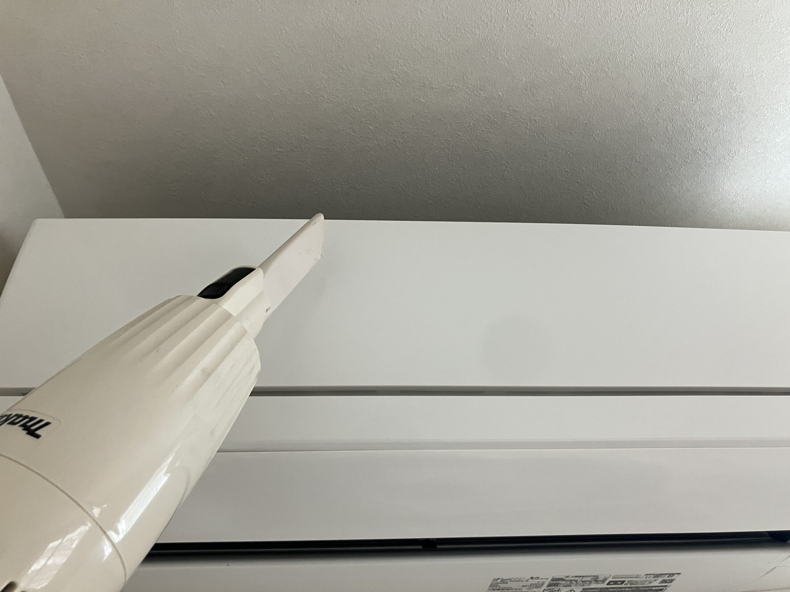 マキタCL116DWIでエアコンの吹き出し口やフィルター周辺を掃除している様子