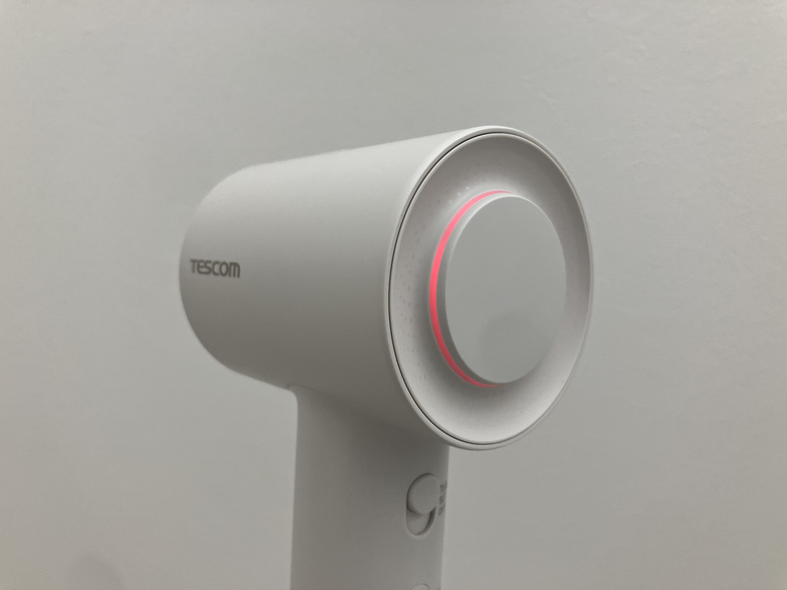 テスコムTD760A-C/Eの温風でカールを形作っている様子