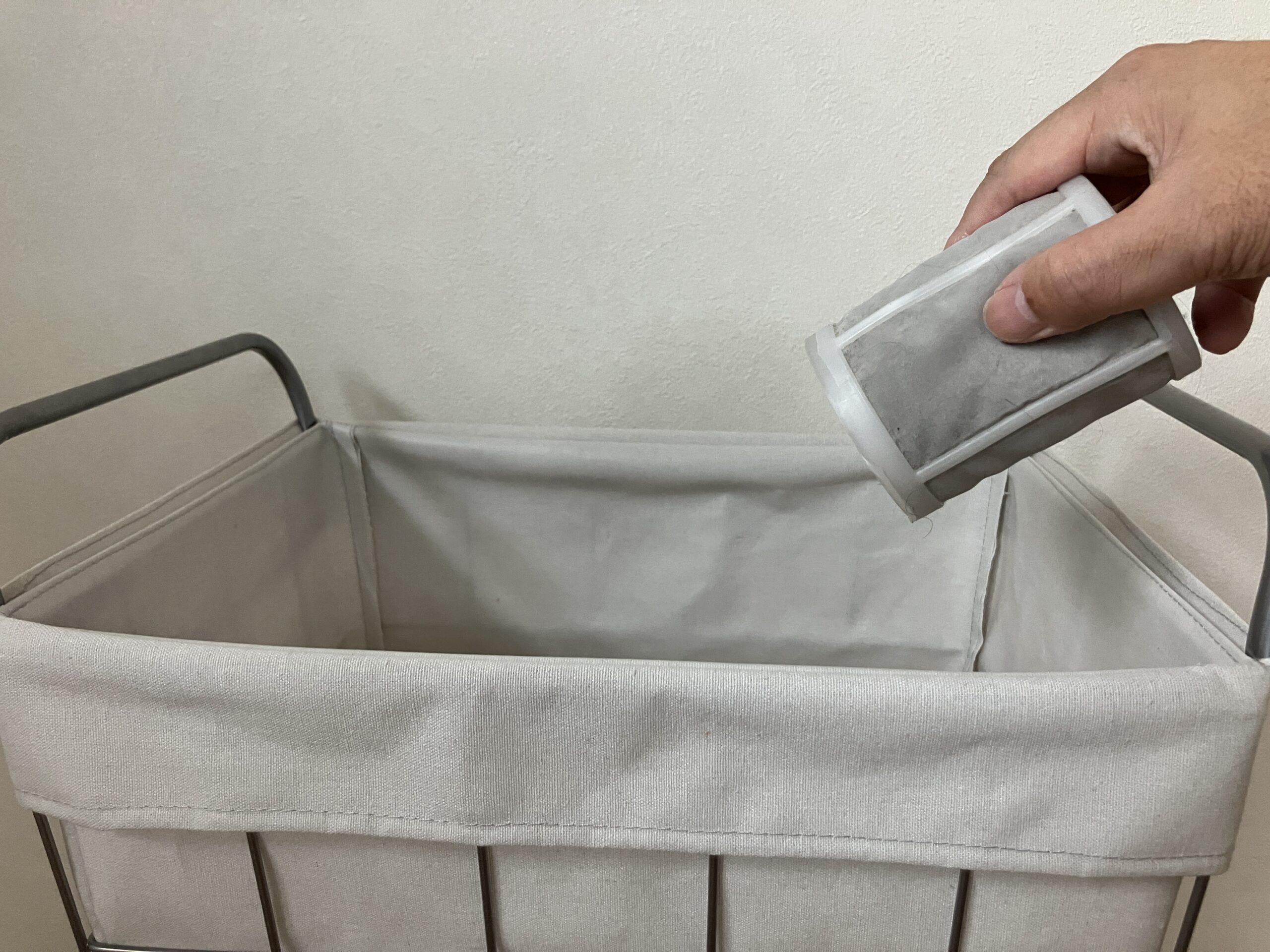 マキタCL116DWIのダストカップを外してゴミを捨てている様子