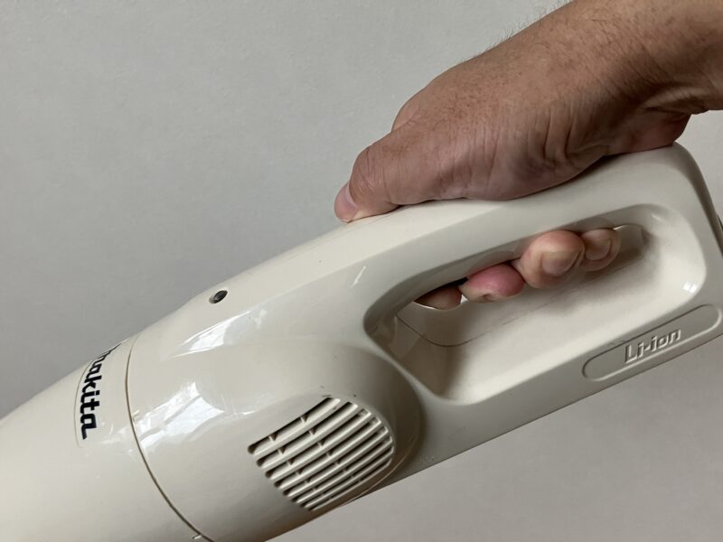 マキタCL116DWIのスイッチを握って操作している手元の様子