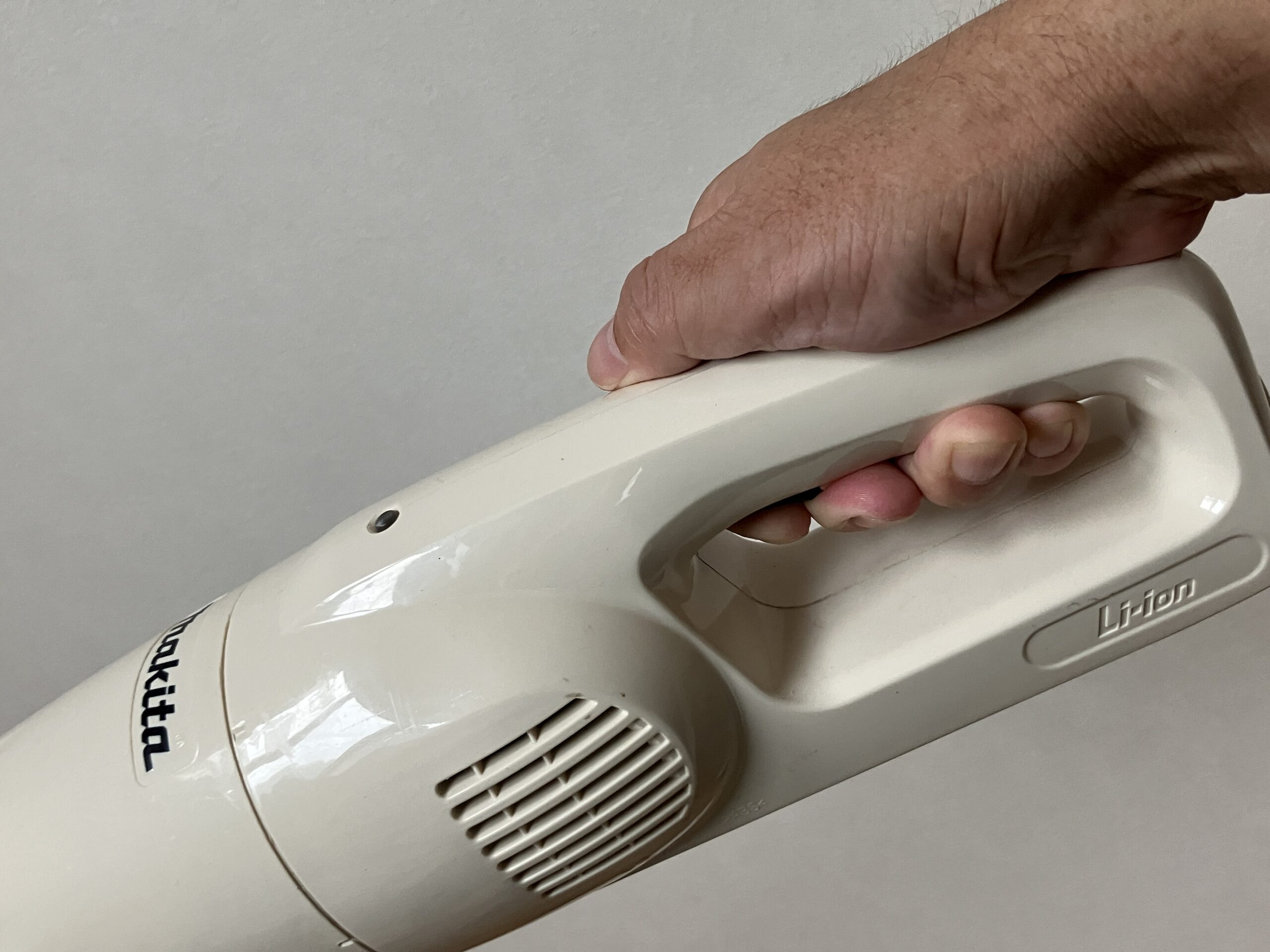 マキタCL116DWIのスイッチを握って操作している手元の様子