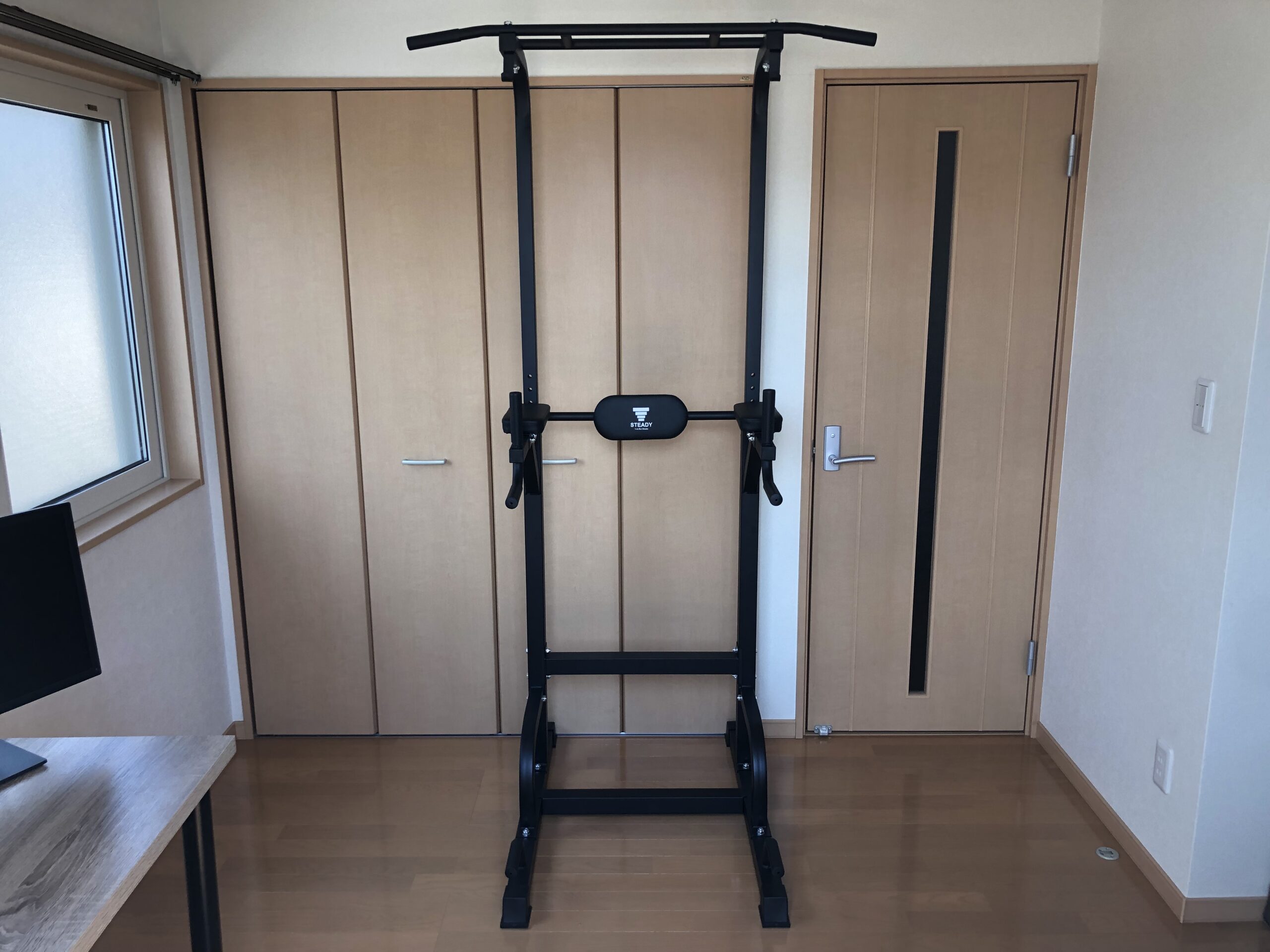 部屋に置いたSTEADYの懸垂マシンの写真
