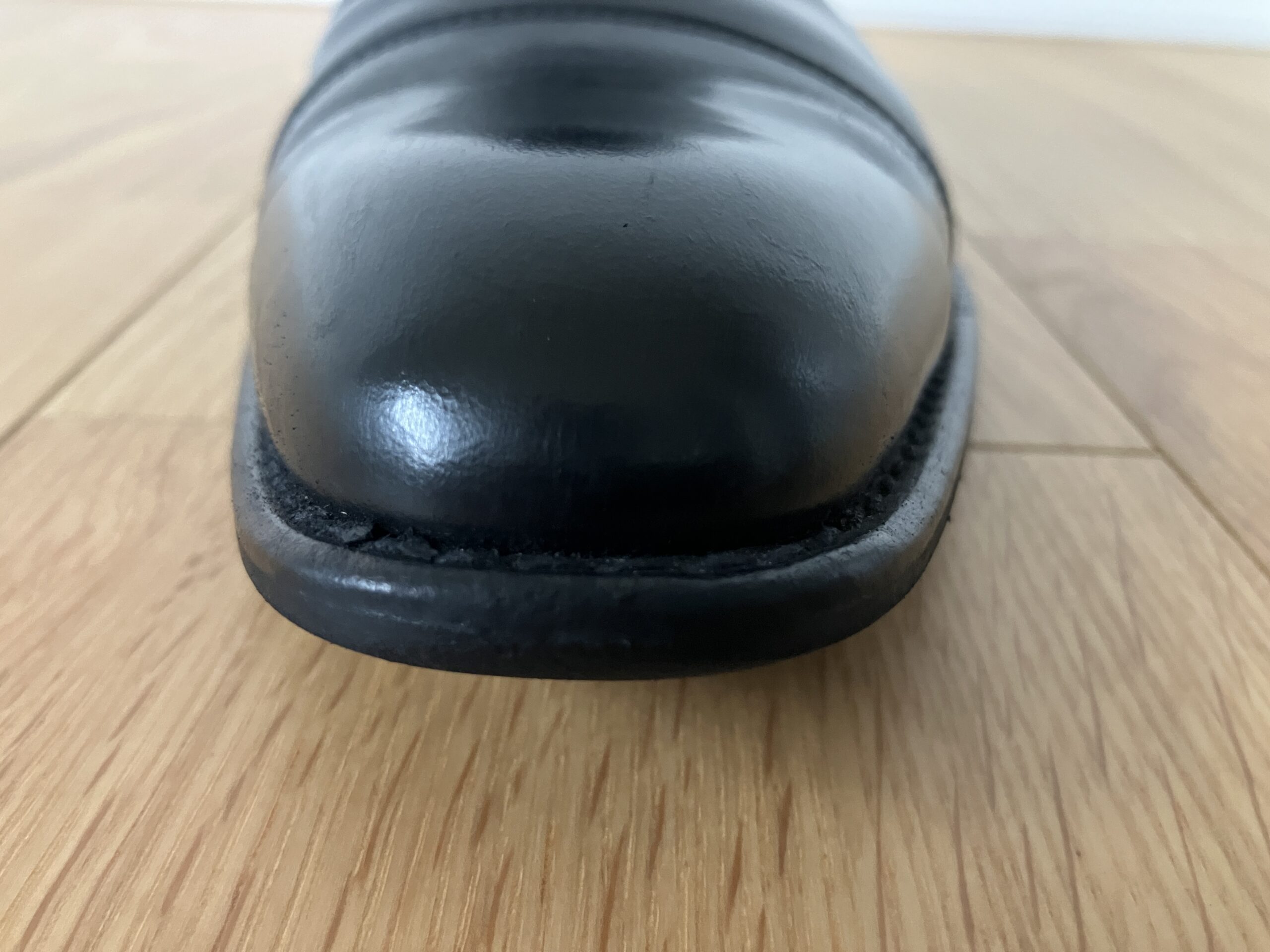 黒いクリームを塗ってつま先のハゲが目立たなくなった黒い革靴