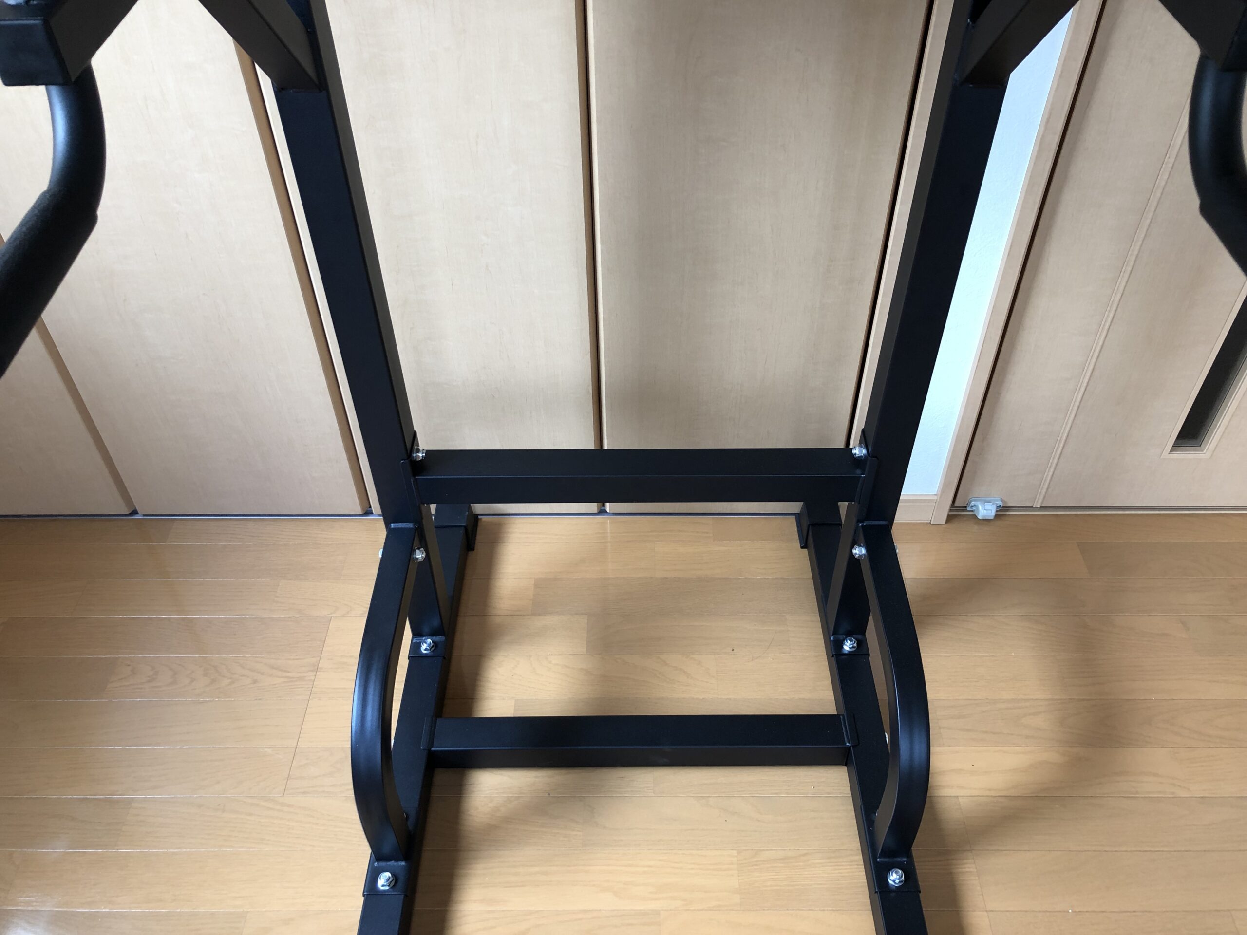 STEADYの懸垂マシンの足元にある、足をのせる台の写真